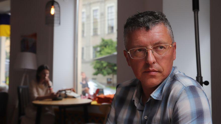 El activista ruso Degi Karayev en una cafetería de Riga.