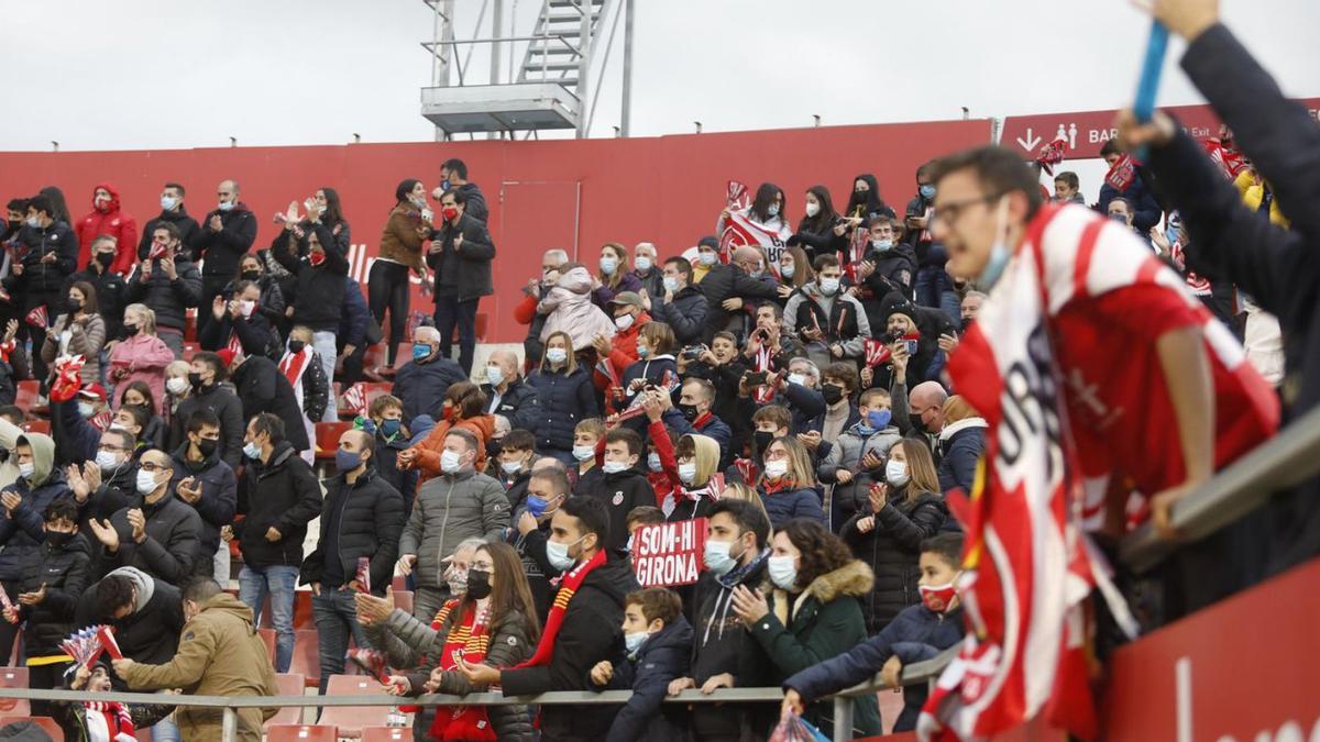 Aficionats al Gol Nord de Montilivi animant l’equip contra el Cartagena. | ANIOL RESLCOSA