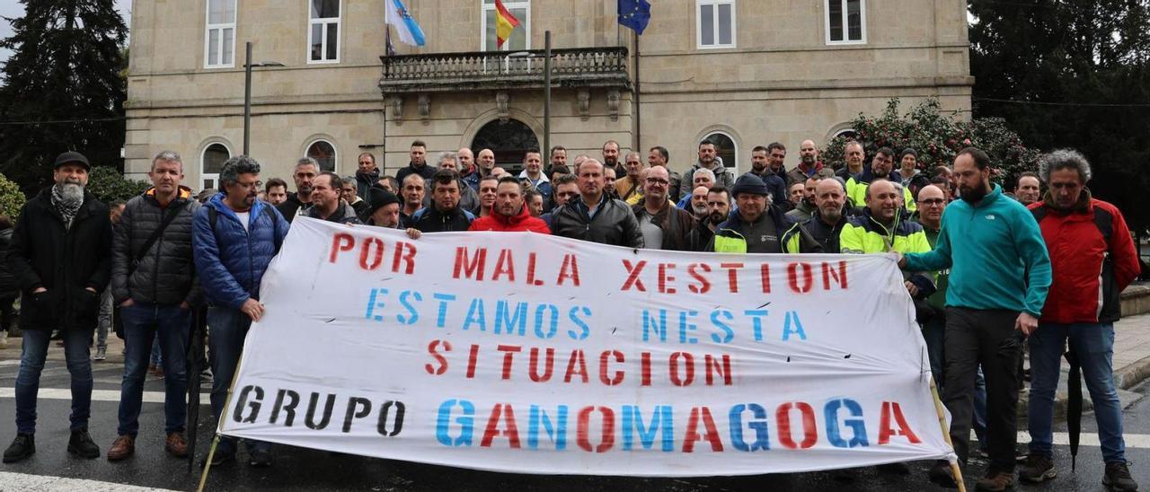 Decenas de trabajadores de Ganomagoga, arropados por familiares y vecinos, ayer en su protesta ante el Concello de Ponteareas.