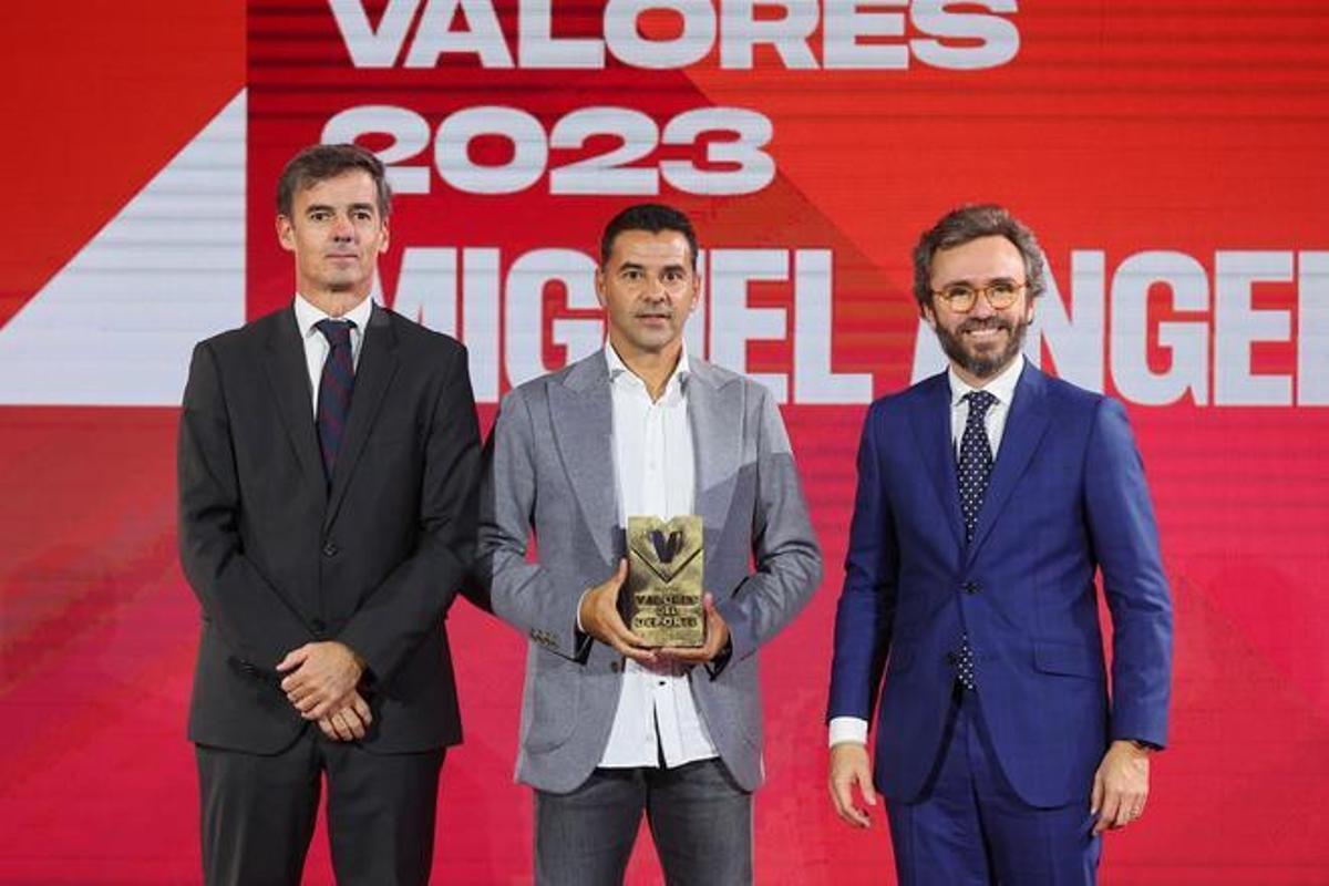 Míchel, ganador del Premio Valores 2023, con Aitor Moll, consejero delegado de Prensa Ibérica, y Alfredo Bustillo, director de patrocinios de CaixaBank.