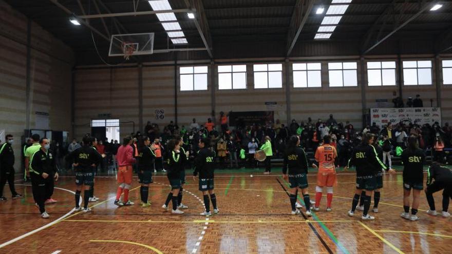 Las jugadoras del STV Roldán, despidiéndose de   la afición tras la suspensión. | LOYOLA PÉREZ