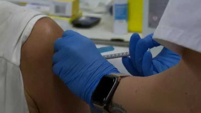 Salud pone en marcha un calendario de vacunación en adultos y refuerza la protección contra la meningitis en niños