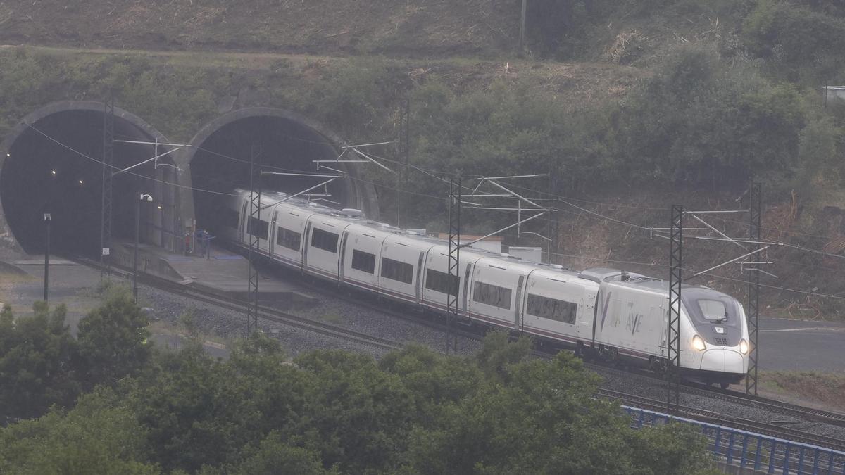 Un tren Avril en su primer viaje hacia Vigo en mayo de 2024