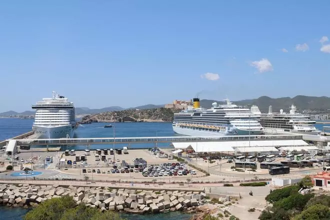 Tres cruceros coinciden en el puerto de Ibiza