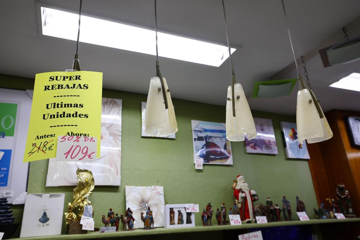 Regalos Izquierdo-Tello,  la tienda de toda la vida que dice adiós al barrio de Torrero: "Estamos aquí desde que se vendía a la antigua"