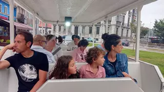 El casco histórico de Avilés se descubre a toda máquina: un tren turístico que recorre la ciudad con motivo de las fiestas