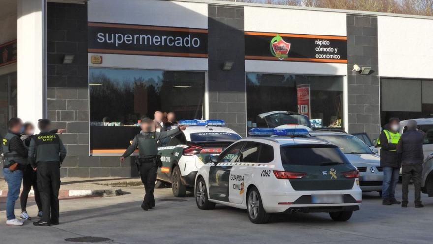 Despliegue de la Guardia Civil tras el tiroteo en la estación de servicio de Tamallancos, el 8 de marzo de 2022.