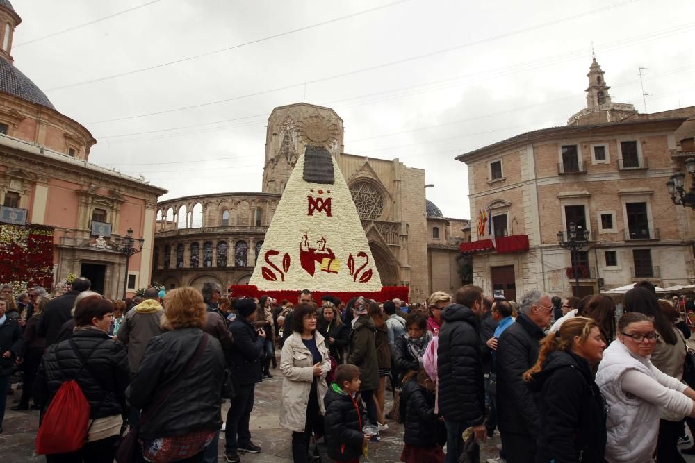 La plaza se llena para ver el manto de la Virgen