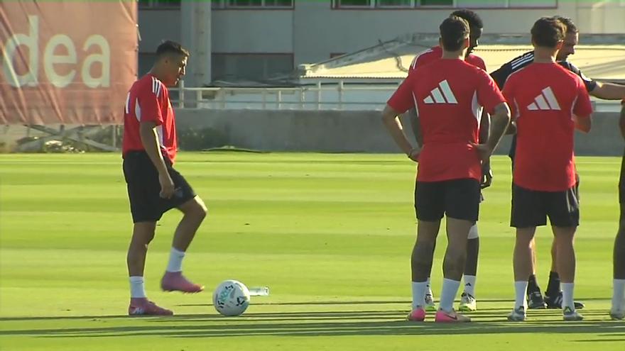 Alexis Sánchez se ejercita con sus compañeros del Sevilla FC por primera vez