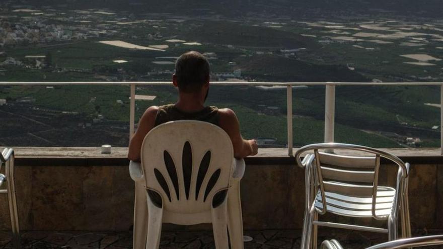 Un joven observa desde una terraza la erupción del Tajogaite.