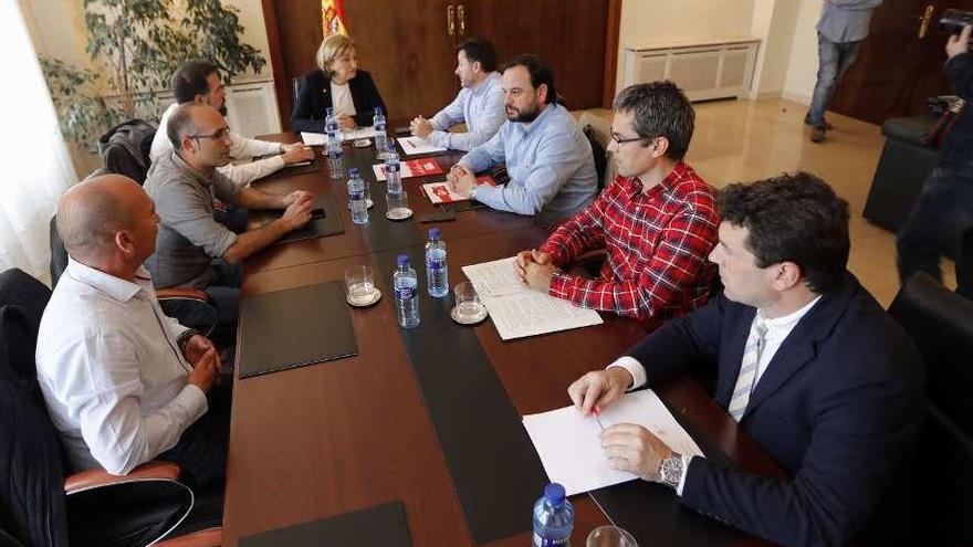 Delia Losa, en la reunión con los representantes sindicales en la Delegación del Gobierno.