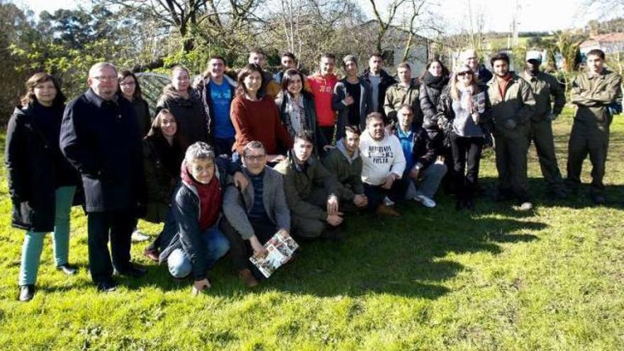 Alumnos de &quot;Vedelar&quot;, voluntarios y miembros de la Corporación.