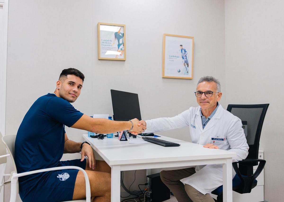 Jonás Ponzio pasa la revisión con el doctor Miguel Ángel Buil (Ascires).
