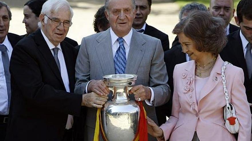 El Rey Juan Carlos, la Reina Doña Sofía y el seleccionador nacional Luis Aragonés posan con la copa de europa