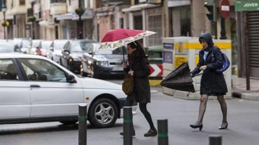 El frío llega con nieve y rachas de viento de hasta 100 km/h