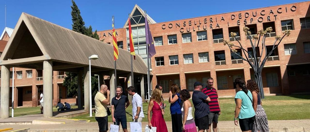 Representantes sindicales y docentes afectados acudieron el martes a la Conselleria de Educación.