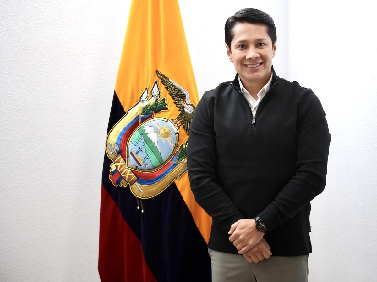 El cónsul César Mantilla Cisneros posa junto a la bandera de Ecuador en el consulado de Murcia.