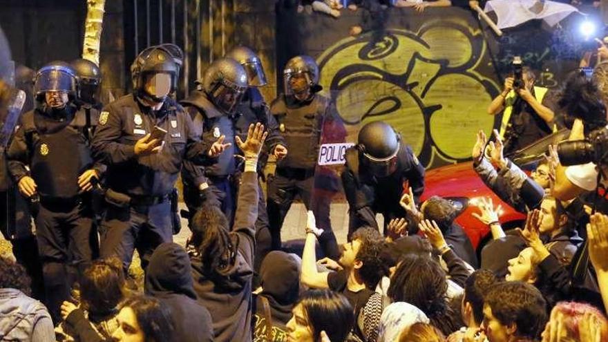 Enfrentamiento entre policía y manifestantes, el sábado en Santiago.