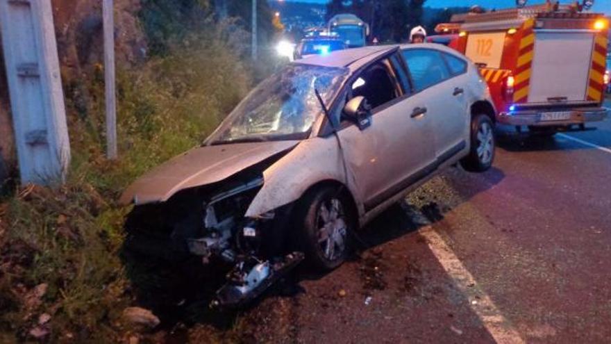 Espectacular accidente con una mujer herida en A Borna