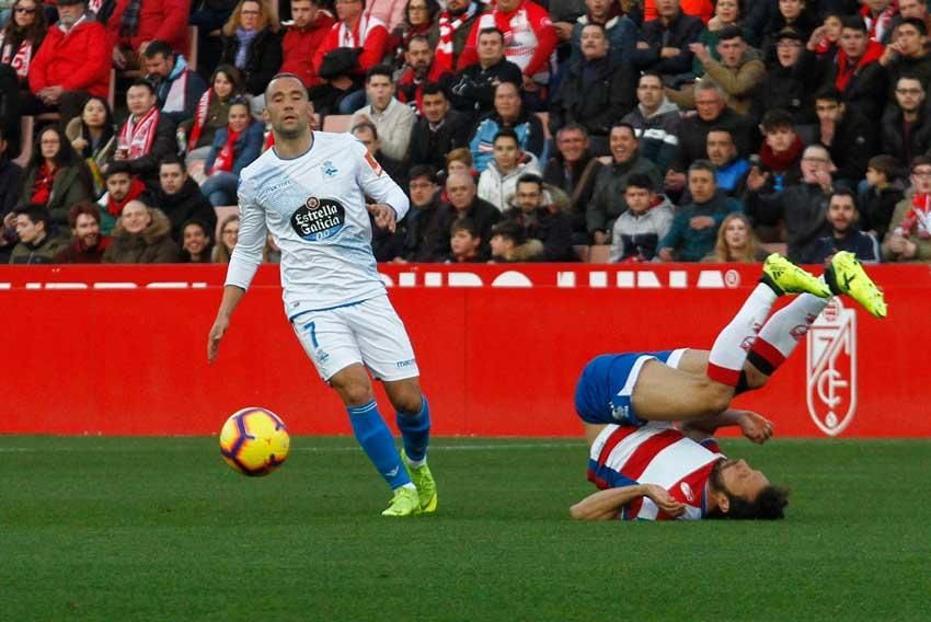 El Deportivo consigue en Granada la trascendental victorial para las aspiraciones blanquiazules al final de temporada.