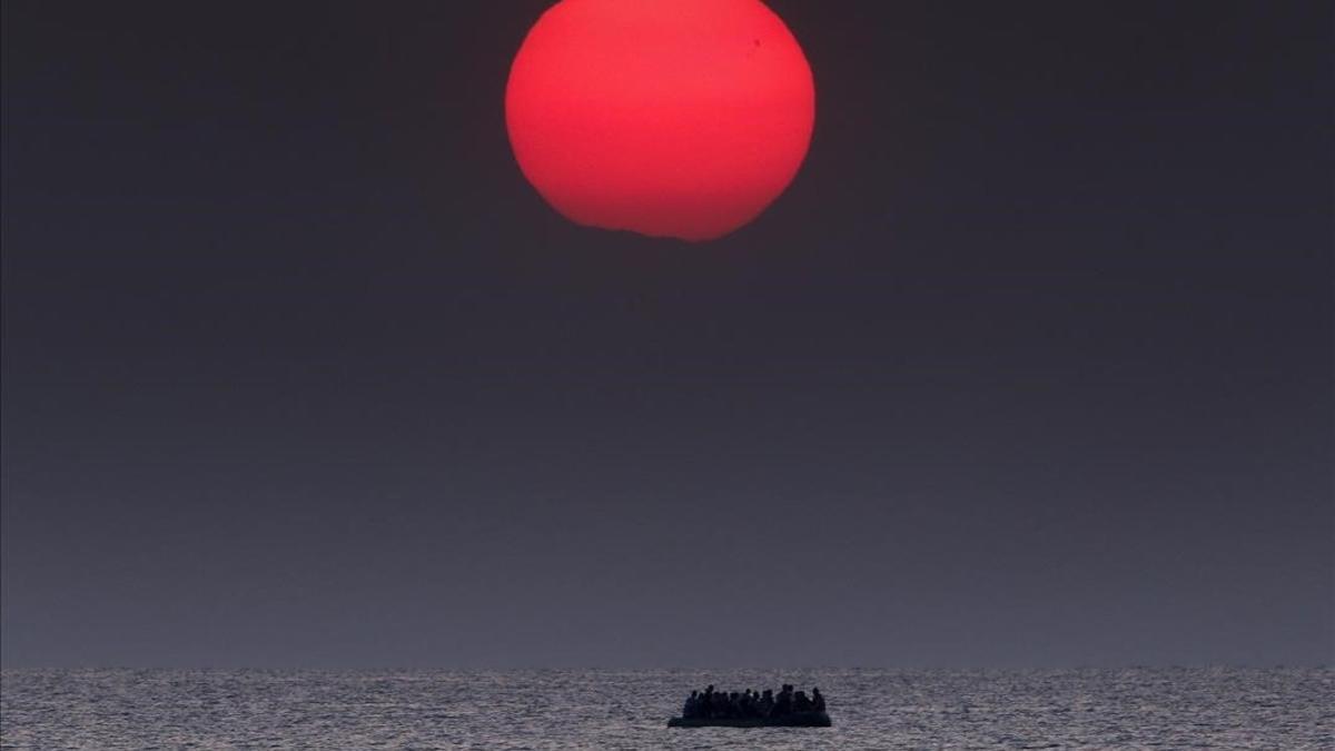 PREMIOS PULITZER  Un bote inflable abarrotado de refugiados sirios a la deriva en el mar Egeo entre Turquía y Grecia.