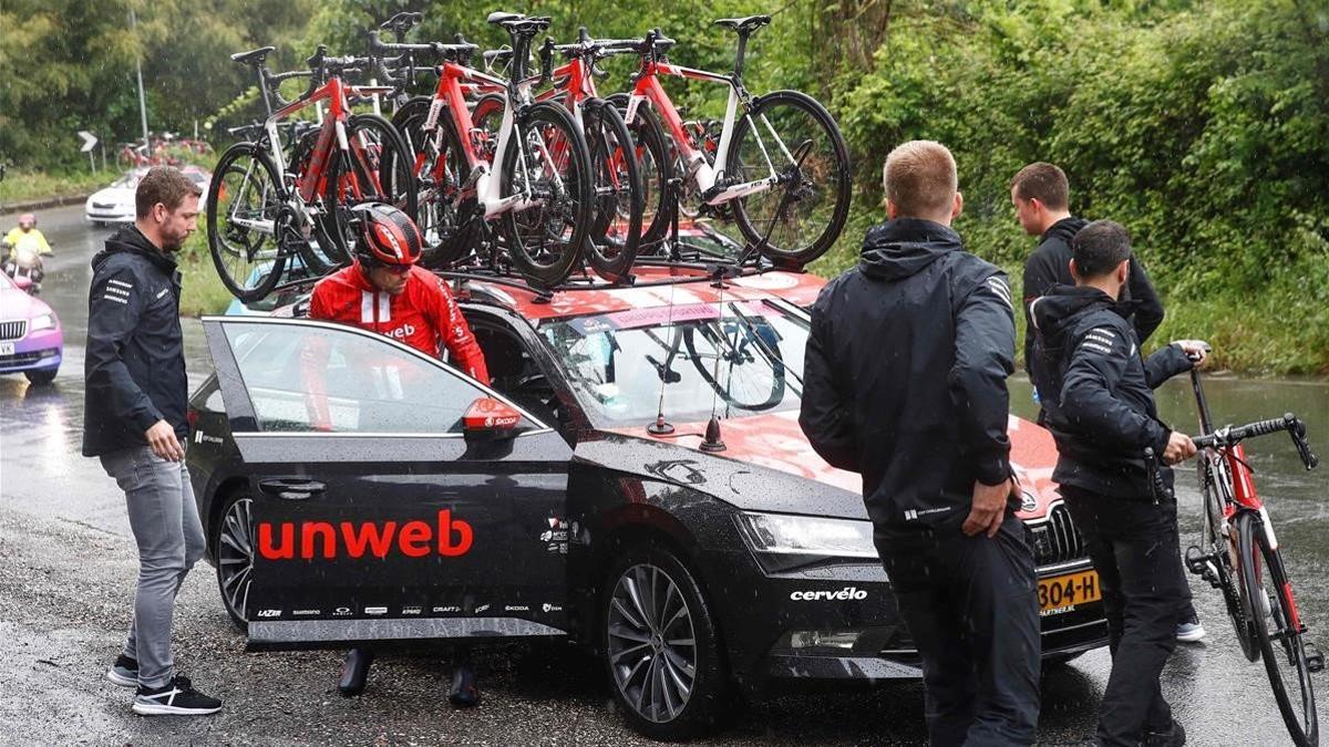 segea48160073 team sunweb rider netherlands  tom dumoulin  2nd l  enters a190515182740