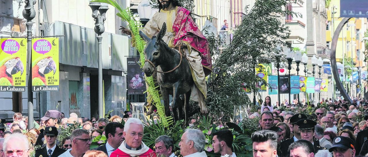 El Cristo sobre la burrita, el año pasado, durante su paso en procesión por la calle Triana.