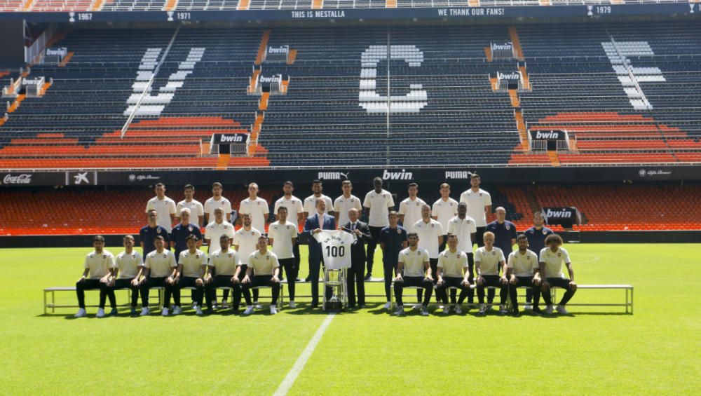 El rey Felipe VI felicita a la plantilla del Valencia CF por conseguir la Copa