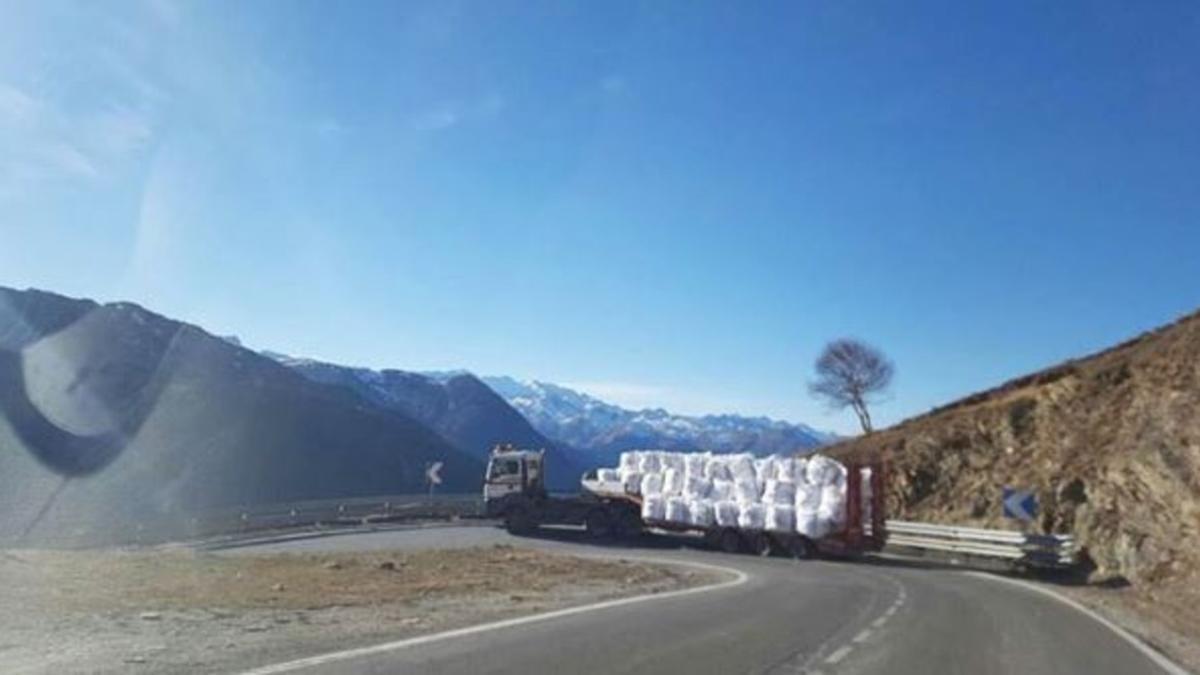 Camión transportando nieve hacia las pistas de Baquèira