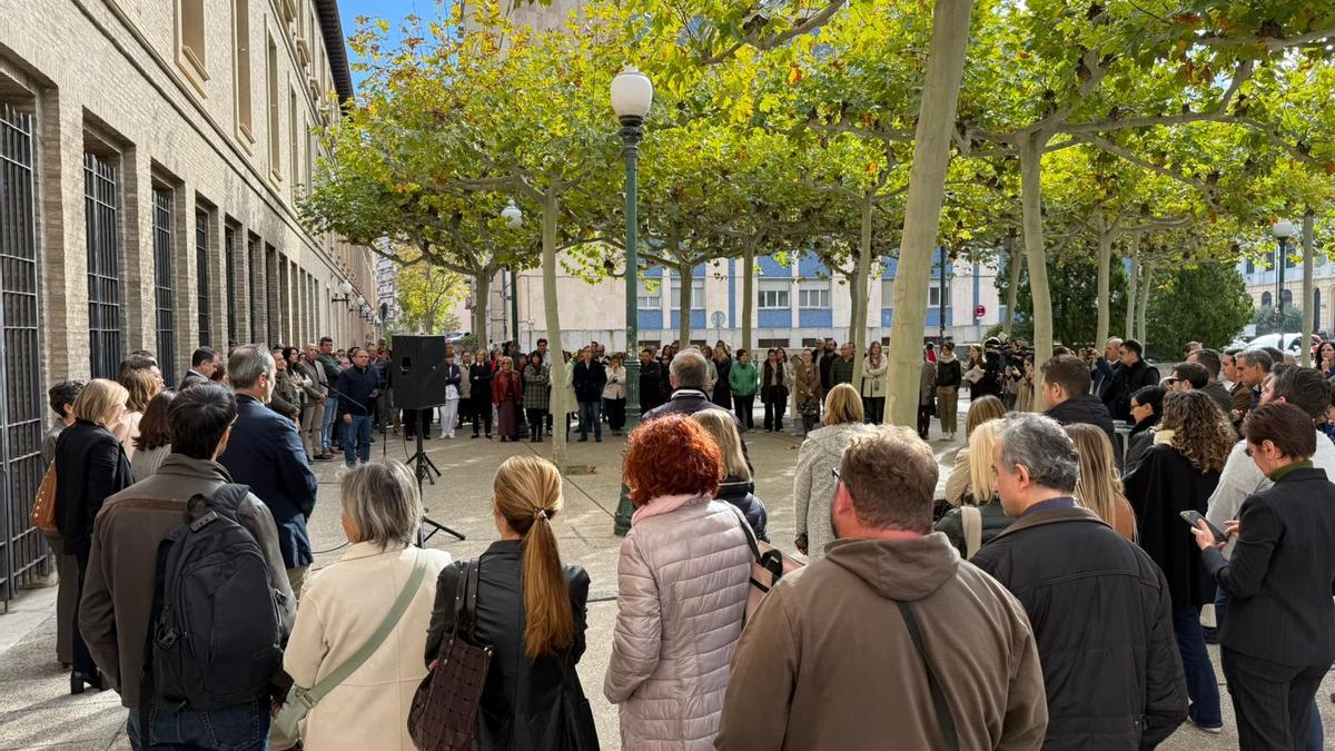 En imágenes | Minuto de silencio en memoria de Eugenia, la última víctima de la violencia machista en Aragón