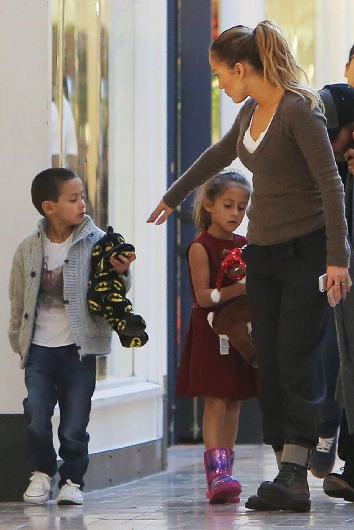 Jennifer Lopez le ofrece la mano a su hijo Max