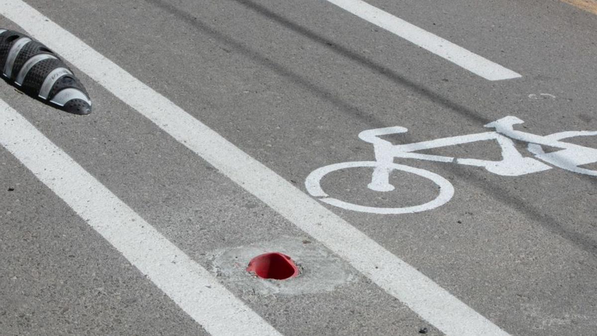 Algunos de los bolardos que señalizan el carril bici ya han sido &#039;atropellados&#039;.