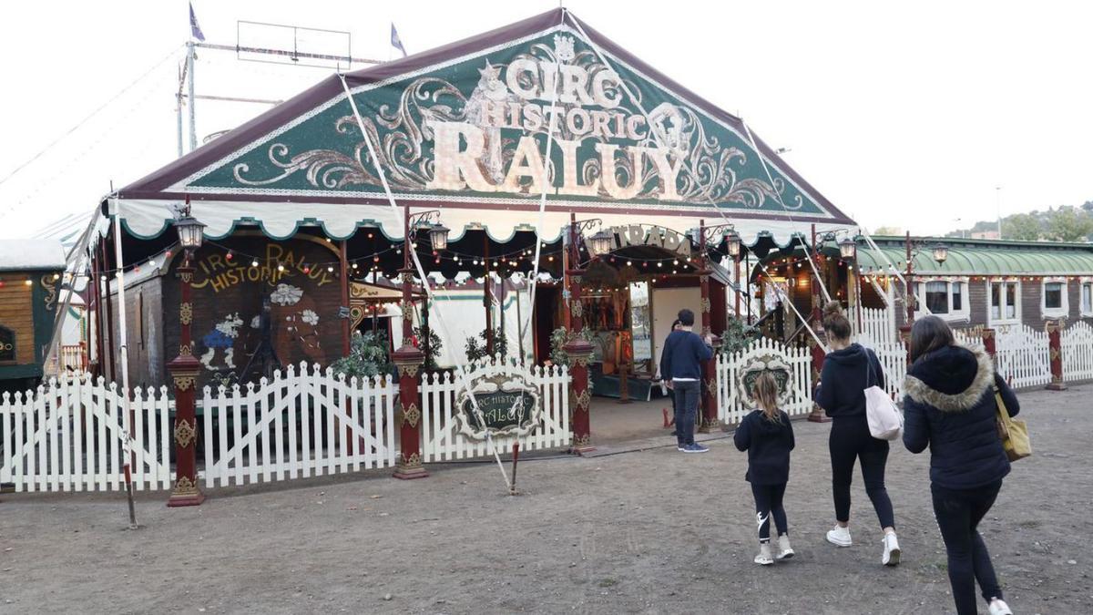 El circ Històric Raluy aixeca la seva carpa en un gran solar de terra de Fontajau. | ANIOL RESCLOSA