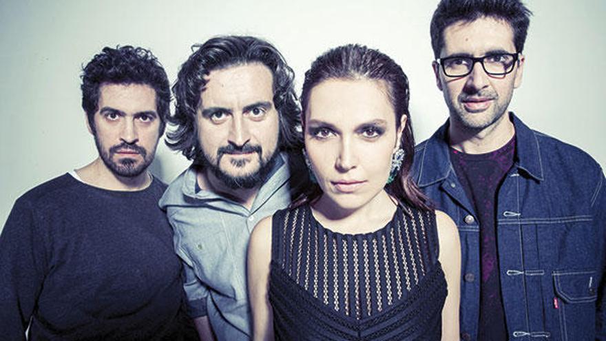 El grupo portugués Deolinda abre las Fiestas del Apóstol con su primer concierto en España