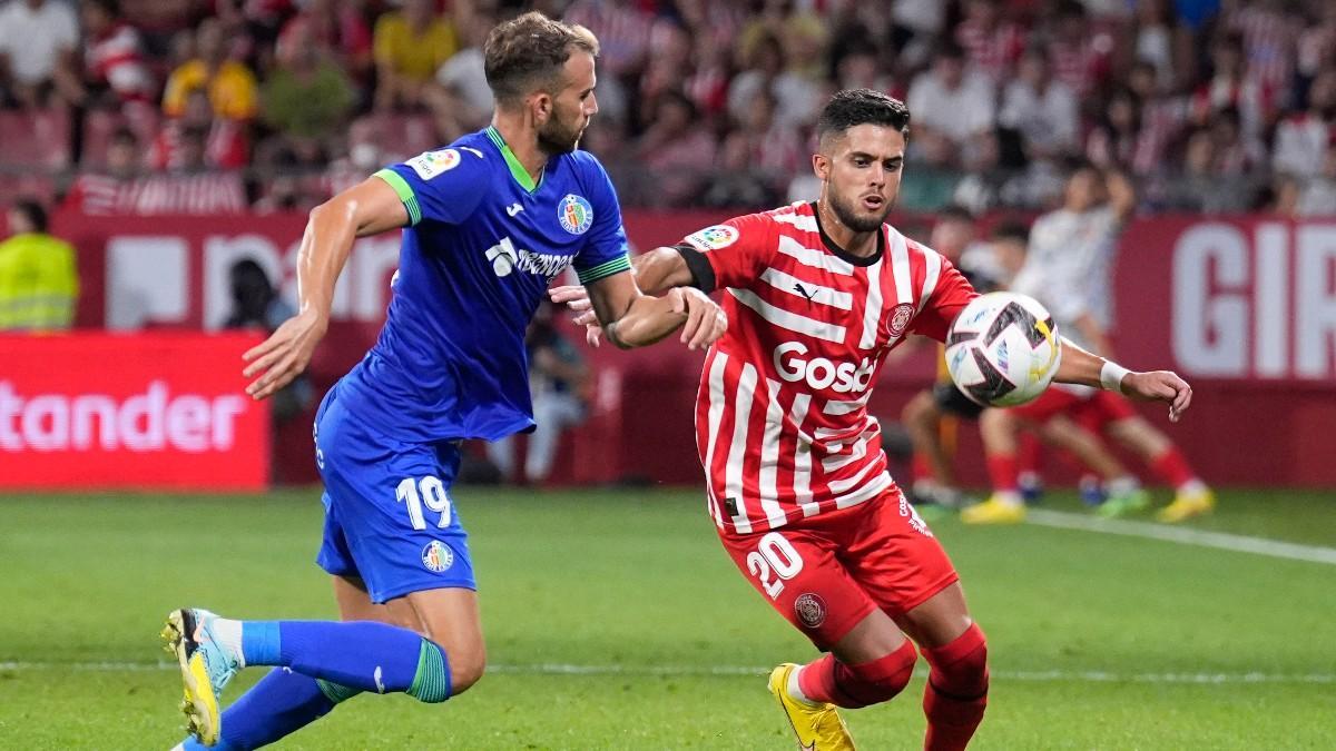 Yan Couto, jugador del Girona, en una disputa con Borja Mayoral, del Getafe