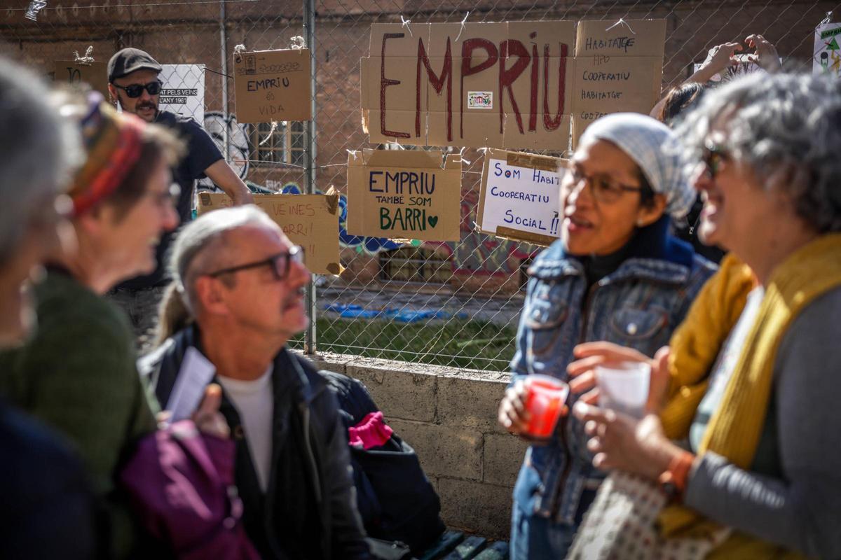 Concentración de los futuros vecinos de un bloque de viviendas de alquiler asequible pendientes de construir sobre un jardín de La Bordeta