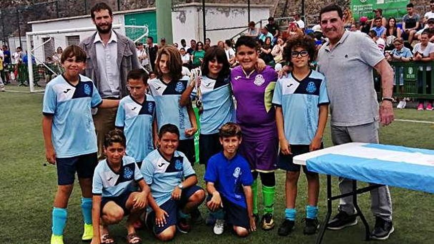 Juan Tomás Domínguez y Daniel Carnevali, con el alevín C del club oganizador.