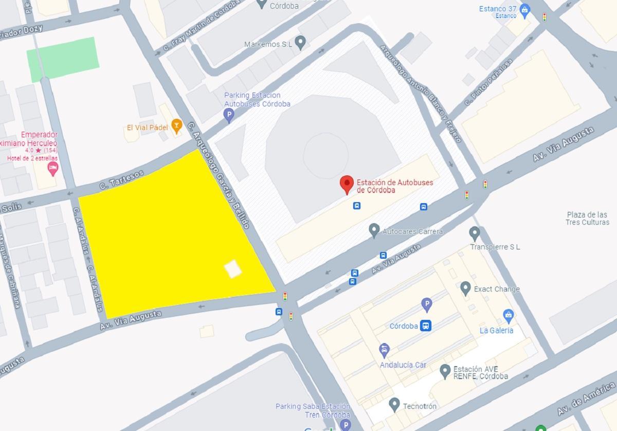 En amarillo, el solar donde estaban aparcados los coches que han ardido durante la madrugada, junto a la estación de autobuses de Córdoba.