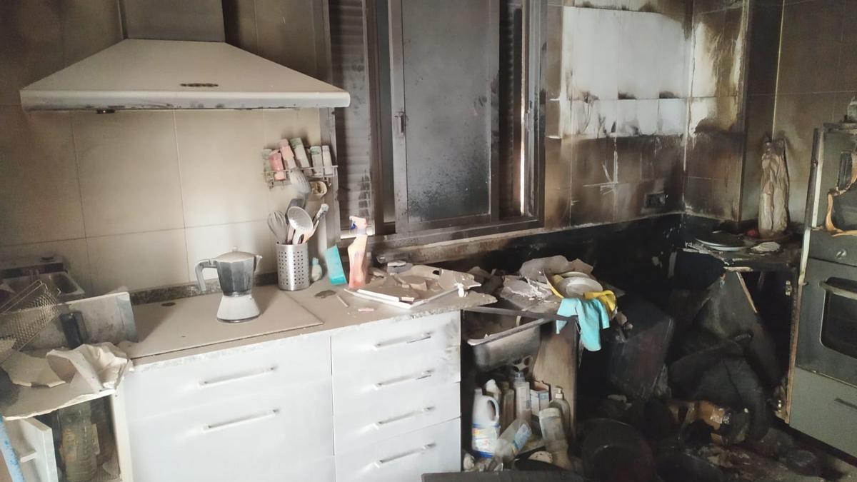 Sucesos en Mallorca | La Policía rescata a tres personas atrapadas en un incendio en su vivienda en Palma