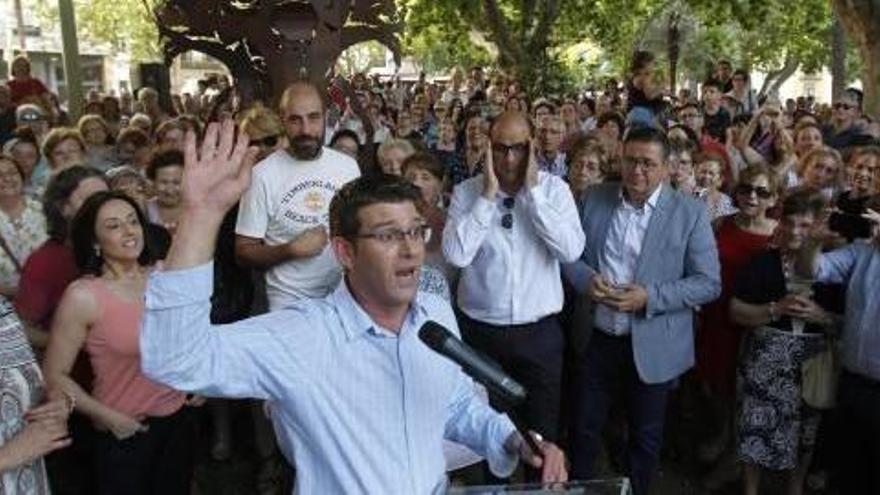 El alcalde de Ontinyent, Jorge Rodríguez, se dirige a sus convecinos tras dimitir como presidente de la diputación, el 29 de junio.