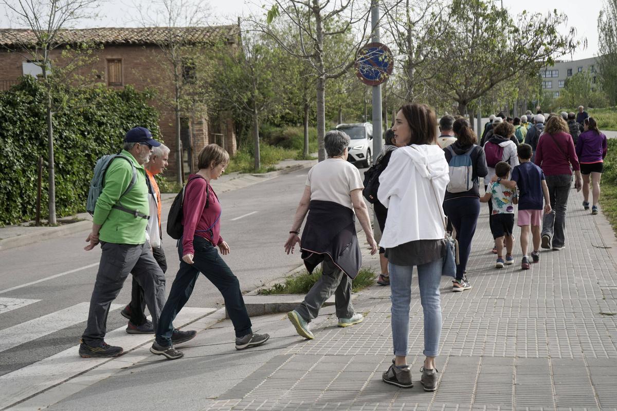MANRESA . PLAÇA DEMOCRACIA . SORTIDA CAMINADA RECORD DE JORDINA MARTINEZ PLAYA ASSASINASA PER LA SEVA EX PARELLA