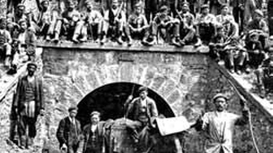 De arriba abajo; mineros de Mina Mariana, en Aller, en 1916.una imagen de la Fábrica de Mieres, el vapor «Salvador», construido en Gijón, hacia 1918 y obreros de Hulleras de Turón, en 1914, con la locomotora «Reliegos».| archivo de guillermo f. lorenzo