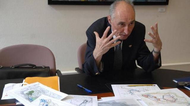 José Luis Jiménes Saavedra hace unos años en el despacho de la Gerencia de la ULPGC explicando la composición de los campus universitarios. | lp/dlp