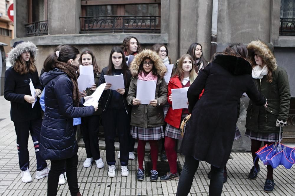 Cadena humana solidaria en el Virgen Reina