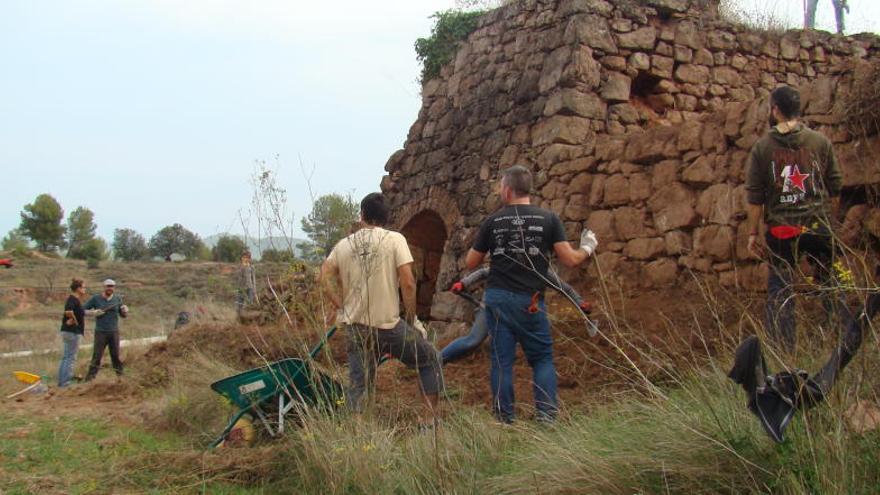 Voluntaris fent tasques de neteja a l&#039;antiga teuleria, ahir al matí