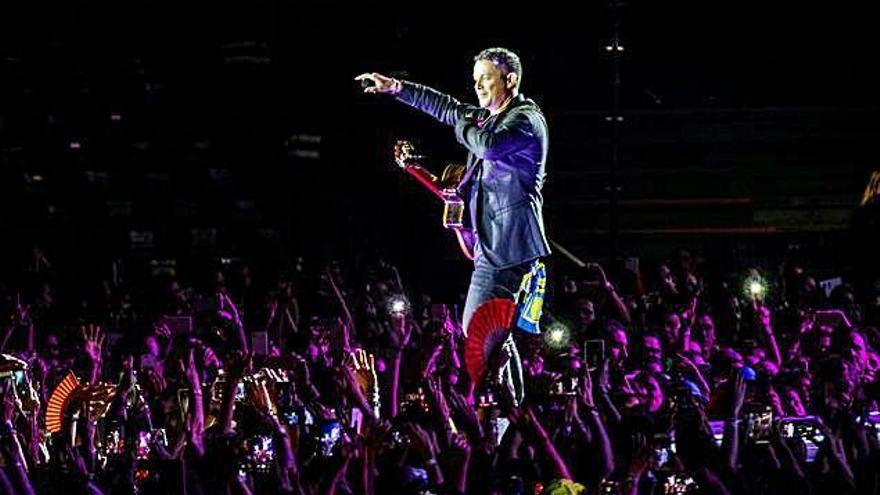 El cantante madrileño Alejandro Sanz durante el primer concierto de su nueva gira, que ofreció el pasado 1 de junio en el estadio Benito Villamarín de Sevilla.