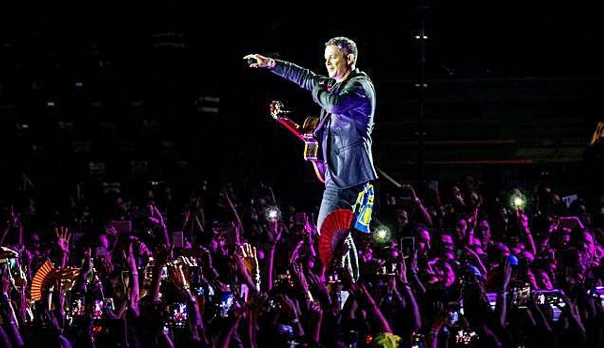 El cantante madrileño Alejandro Sanz durante el primer concierto de su nueva gira, que ofreció el pasado 1 de junio en el estadio Benito Villamarín de Sevilla.
