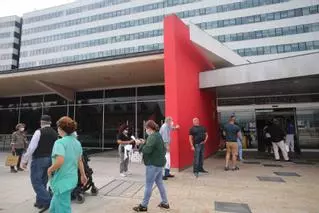 Los hospitales inician la desescalada con pases para visitas de una hora