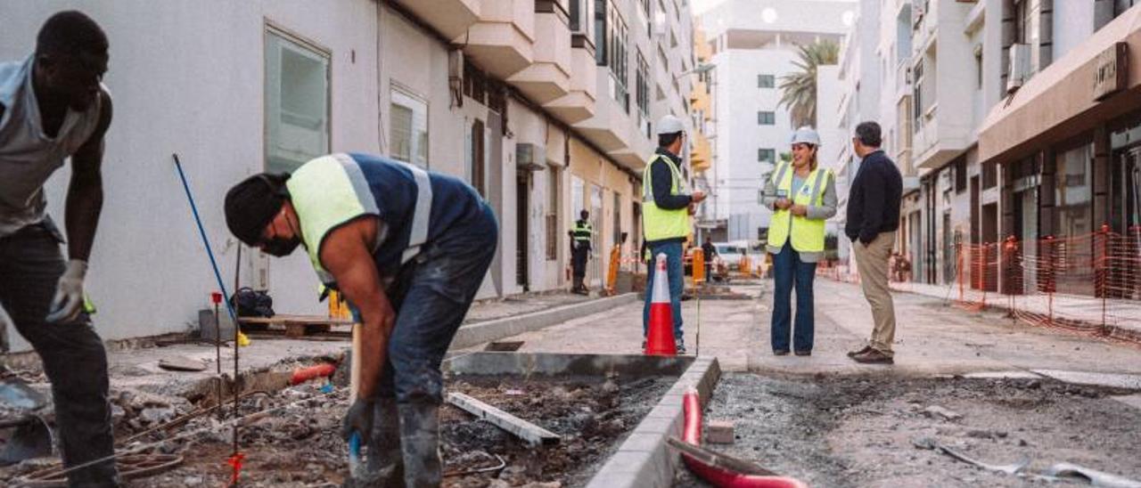 Obras en la calle El Greco. Al fondo, Pérez y Placeres en la visita.  | |