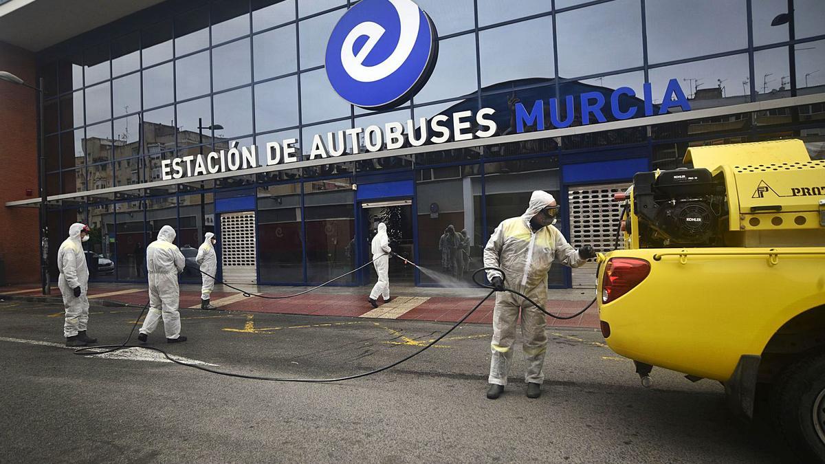 Expertos desinfectan la estación de autobuses de Murcia en marzode 2020.